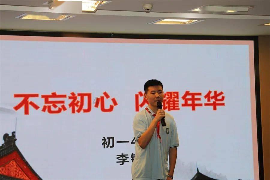 蓝色防晒衣搭配黑色短裤，具有诱惑魅力时尚好看，这样的搭配你喜欢吗？